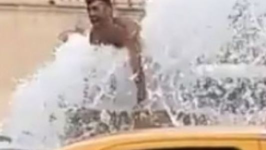 Un hombre se bañó desnudo en una fuente, mojó a la policía y fue apresado