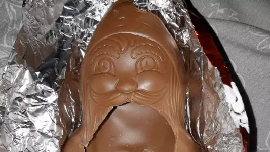 Compró un Papá Noel de chocolate para sus hijos y descubrió que le habían dibujado un pene