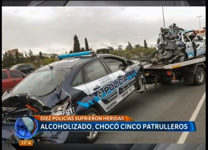 Manejaba alcoholizado y chocó a 5 patrulleros: 10 policías heridos