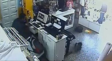 Entraron a robar un local con un bebé en brazos