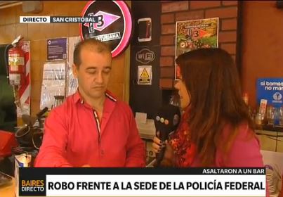 El robo frente a la sede de la Policía Federal que nadie vio