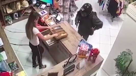 Video: el momento en el que un hombre balea en el rostro a una mujer