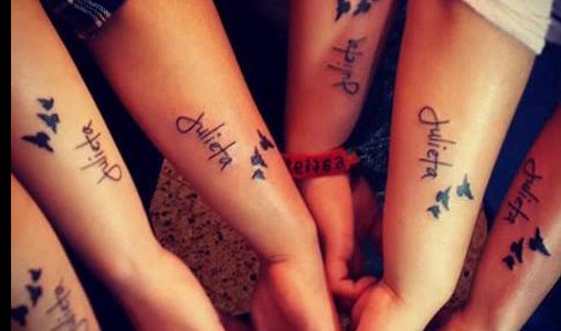 Las amigas de la joven muerta en el viaje de egresados se tatuaron su nombre
