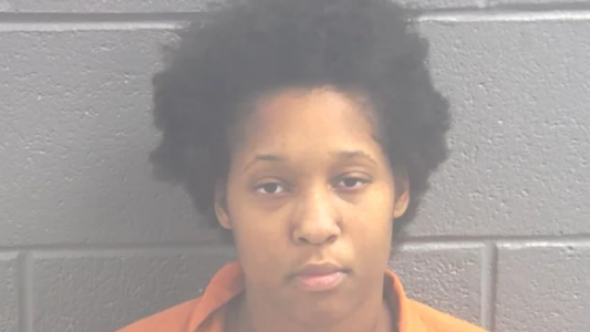 Acusan a una mujer de colgar de un árbol al perro de su exnovio