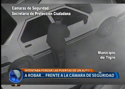 Robar frente a la cámara de seguridad