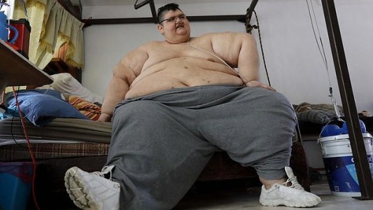 El hombre más obeso del mundo ya adelgazó 300 kilos y pudo levantarse de la cama