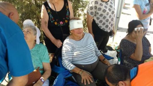 Micro perdió el control, se cruzó de carril y chocó a un auto: varios heridos