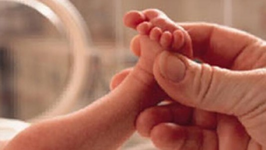 Condenaron a un hospital a indemnizar a una paciente por el contagio de HIV a su bebá