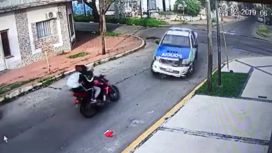 Motochorros roban, huyen y terminan atropellados por la policía