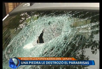 Le tiraron una piedra en la autopista y se salvó de milagro