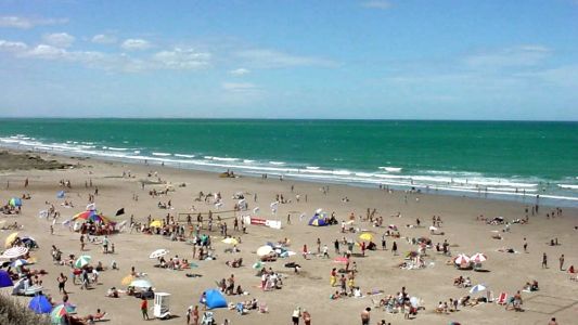 Las Grutas: aguas "cálidas", turismo aventura y "Los Palmeras"
