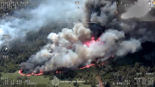 Fuego descontrolado en Australia amenaza viviendas