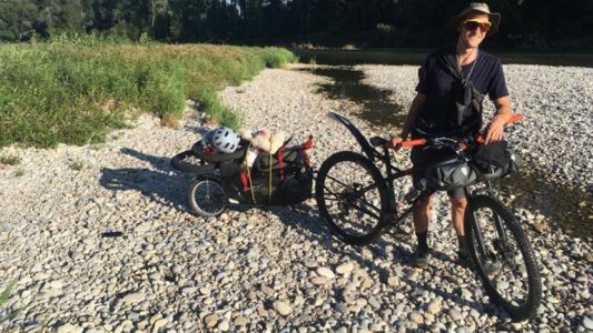 Neuquén: viajó desde Alemania para recorrer la cordillera en bici pero le robaron todo