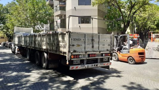 Villa Ortúzar: vecinos se oponen a que una calle sea usada como playa de maniobras de camiones