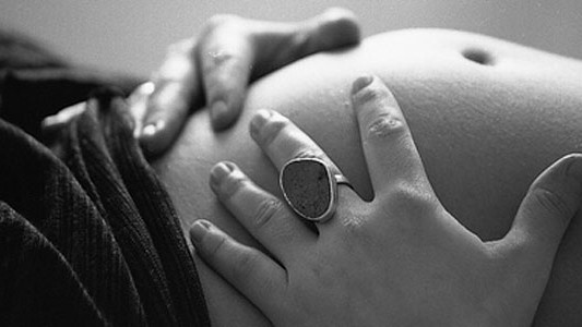 Detienen a un hombre por golpear a su mujer embarazada en plena vía pública