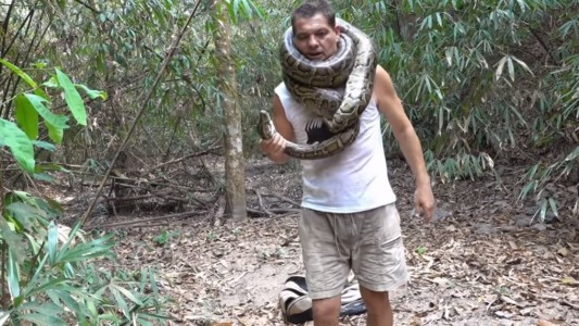 Una pitón salvaje casi mata a un famoso youtuber que se la enroscó en el cuello