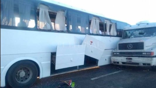 "El conductor del camión se quedó dormido": choque fatal contra un micro