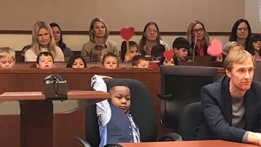 Invitó a sus amigos del jardín de infantes para que sean testigos en una audiencia para su adopción