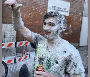 Le tiraron huevos después de rendir pero le había ido mal: el festejo que se hizo viral