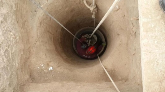 Rescatan a un obrero que quedó atrapado en un pozo a 20 metros