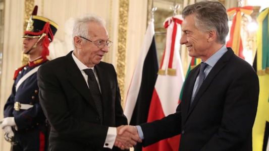 Demoraron al embajador de México por intentar robarse un libro