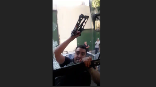 Violenta pelea entre colectivero y automovilista tras discusión de tránsito