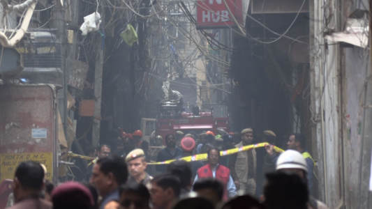 Más de 40 muertos en incendio de fábrica de insumos escolares