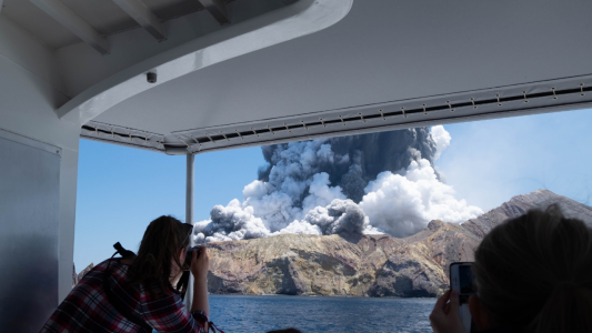 El momento en que el volcán entra en erupción y causa al menos cinco muertes