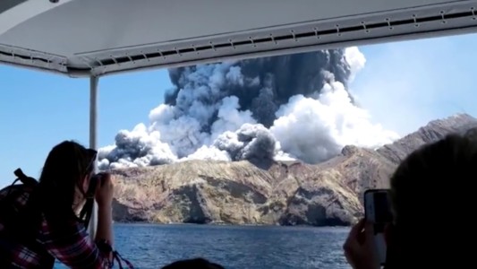 Erupción del volcán Whakaari en Nueva Zelanda