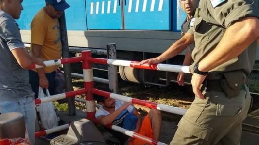 Un televisor lo salvó de que lo atropellara el tren