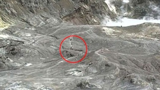 La foto de los turistas que estaban en el cráter del volcán Whakaari antes de la erupción