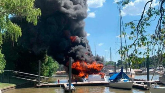 Se incendiaron dos barcos en la costa de San Fernando