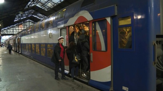 Francia paralizada por quinto día de huelga contra la reforma previsional
