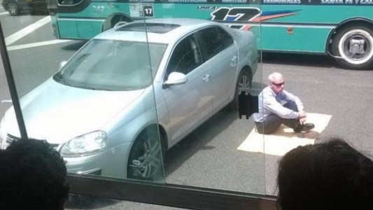 Foto: así reaccionó un automovilista atascado en la 9 de Julio por un piquete