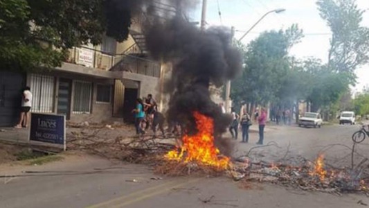 Prendió fuego a un perro porque estaba en la vereda de su casa