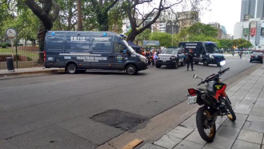 Una mujer atropelló y mató a su hija adolescente cuando sacaba el auto del garage