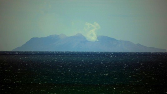 Continúa la búsqueda de los turistas tras la erupción de volcán en Nueva Zelanda