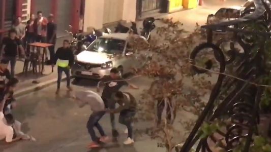 VIDEO: batalla campal en la puerta de una cervecería