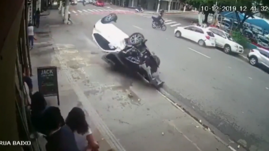 Robaron un auto, escapaban de la policía y terminaron volcando