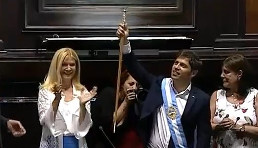 Axel Kicillof asumió la gobernación bonaerense, con la presencia de Alberto Fernández y Cristina Kirchner