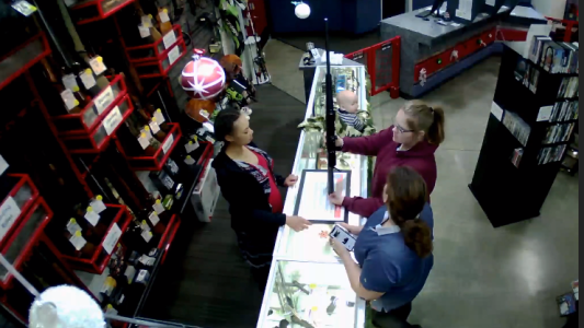 Un bebé se cayó del mostrador mientras su madre compraba un arma de fuego