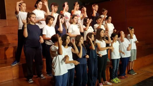 Egresaron los primeros alumnos de primaria con formación en Lengua de Señas del país
