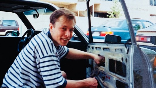 En 1995, Elon Musk arreglaba su auto con piezas de chatarrerías