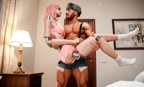 La historia del fisicoculturista ruso que quiere casarse con su muñeca inflable