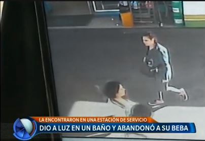Beba abandonada: el momento en que su madre sale del baño