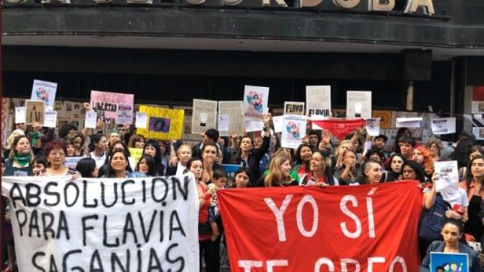 Performance callejera de Actrices Argentinas para exigir la libertad de Flavia Saganías