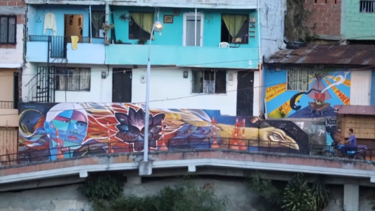 El barrio que pasó de ser un territorio de guerrilleros a un circuito turístico