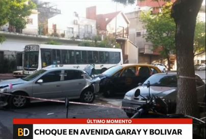 Fuerte choque en Av. Garay y Bolívar