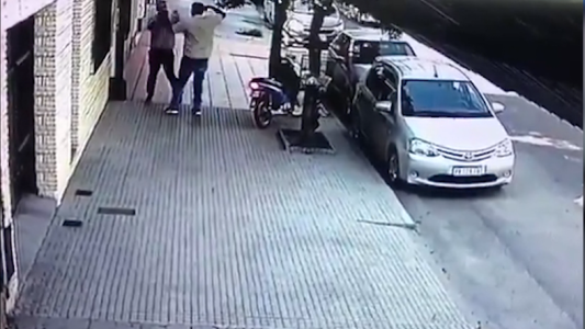 Ladrón estaciona la moto en la vereda, baja tranquilo y roba