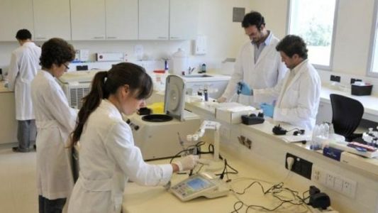 Becarios de Conicet se movilizan al Polo Científico en reclamo de aguinaldo y aumento salarial